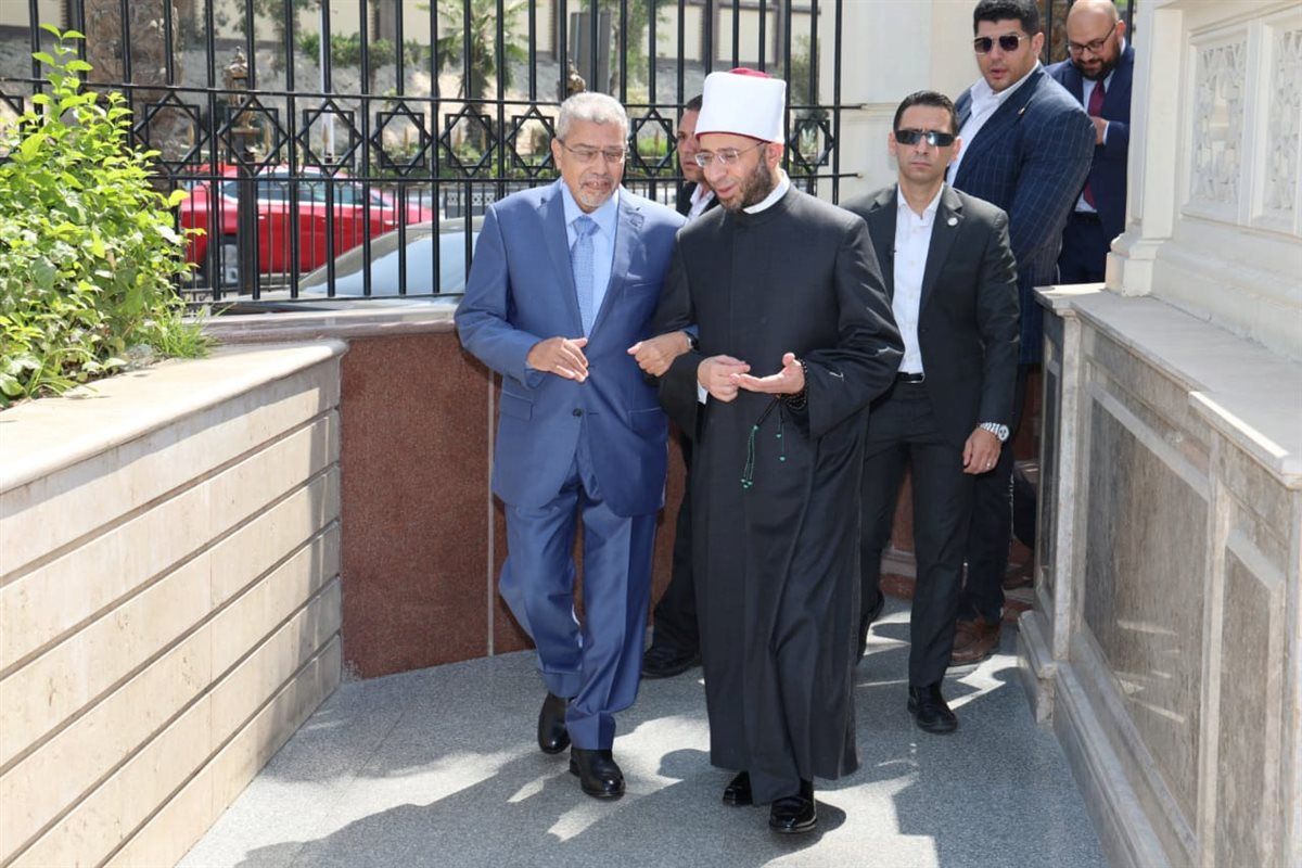 وزير الأوقاف يشهد صلاة الجمعة "بمسجد الرحمن الرحيم" ويفتتح مكتبة الراوي للعلوم العقلية