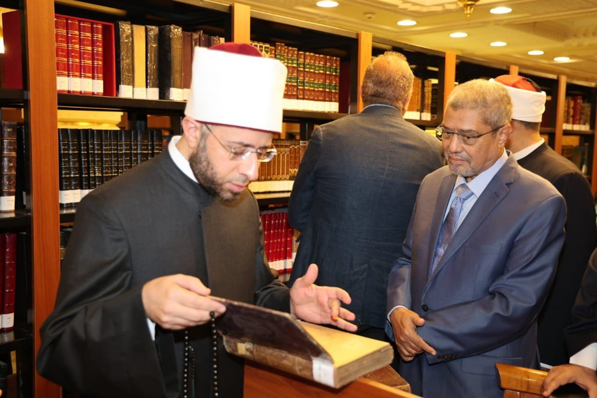 وزير الأوقاف يشهد صلاة الجمعة "بمسجد الرحمن الرحيم" ويفتتح مكتبة الراوي للعلوم العقلية
