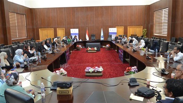 منال عوض تستعرض تقريرًا حول جهود عقد جلسات الحوار المجتمعي لمواجهة التغيرات المناخية