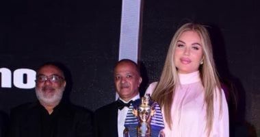 نيكول سابا تهدي تكريمها في مهرجان الغردقة للزعيم عادل إمام