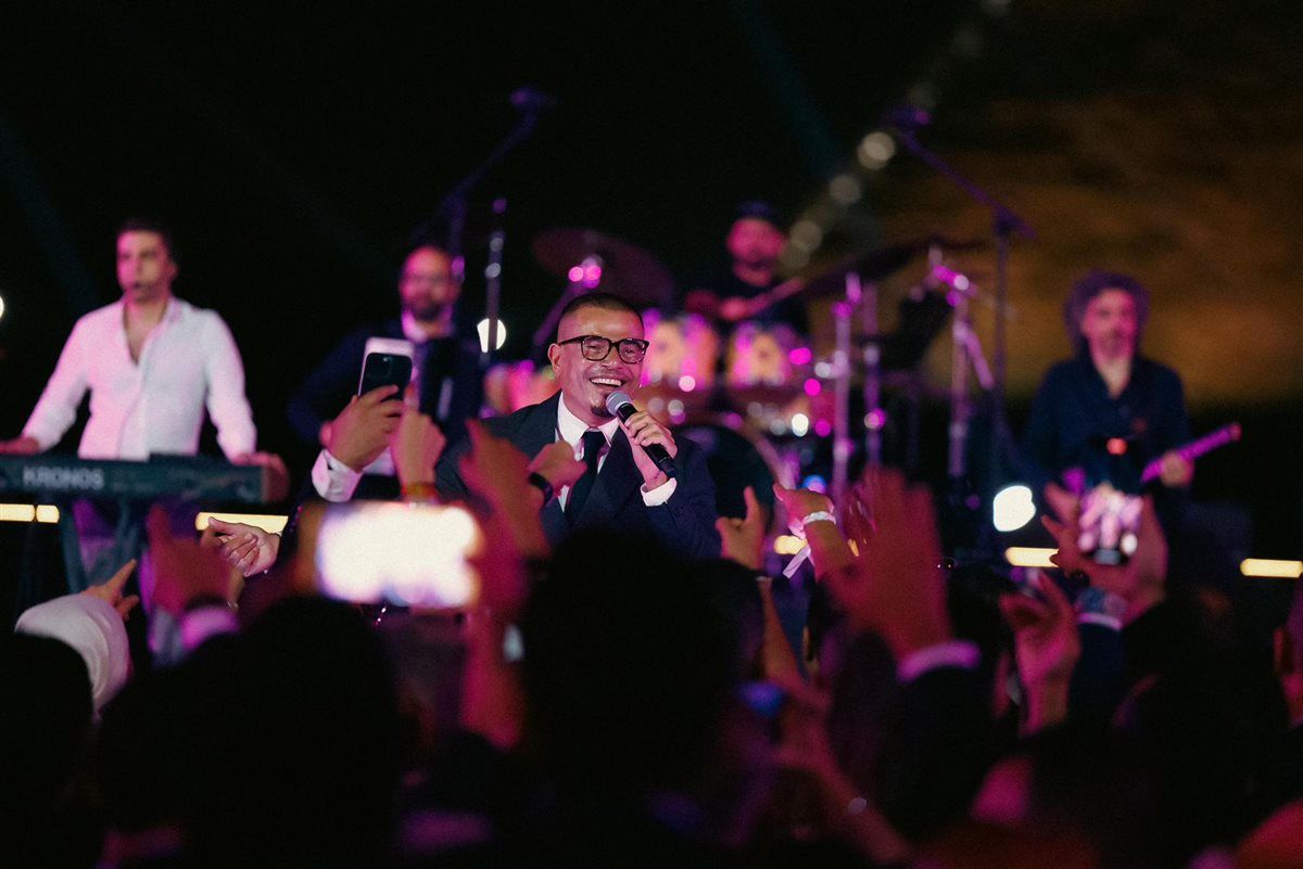 عمرو دياب يتألق في حفل خاص بالأهرامات