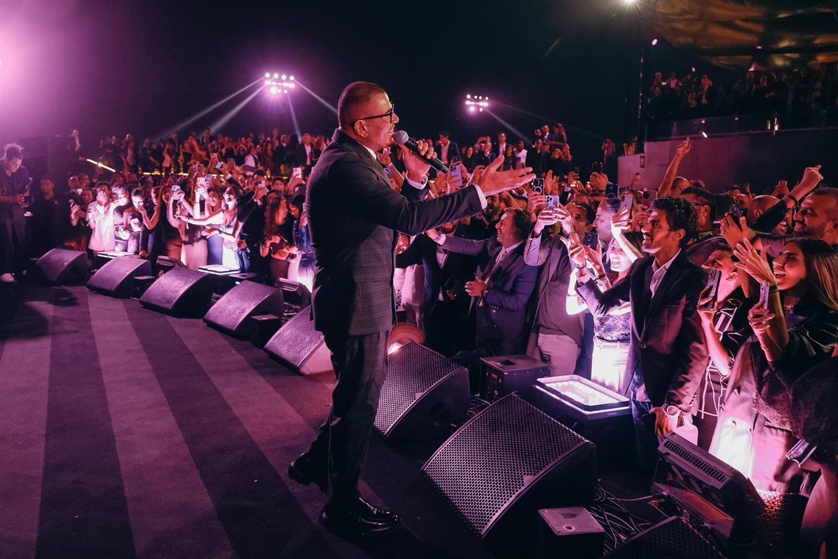 عمرو دياب يتألق في حفل خاص بالأهرامات