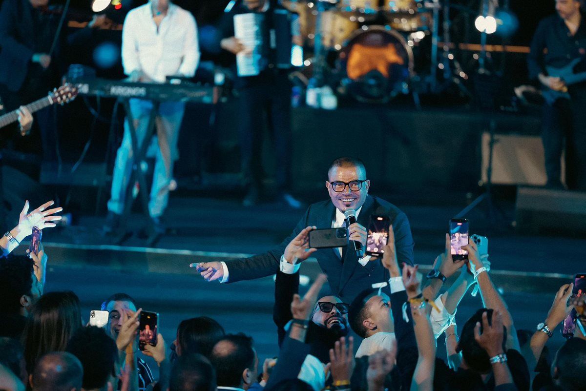 عمرو دياب يتألق في حفل خاص بالأهرامات