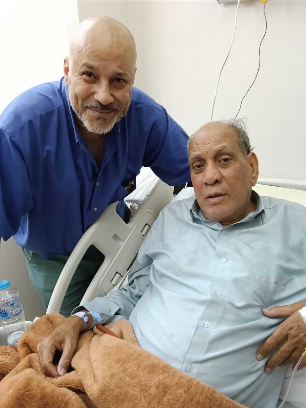 وعكة مفاجئة تضرب منير مكرم.. ونقله العاجل إلى المستشفى
