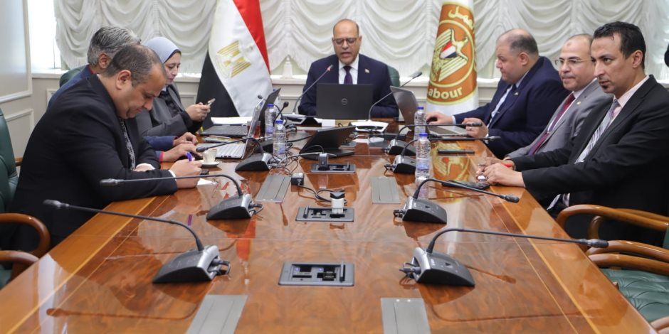 وزير العمل يشهد تسليم 700 عقد عمل معظمهم لـ"ذوي همم" في 26 محافظة