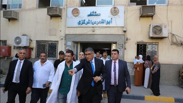 محافظ الجيزة يغير مسار جولته ويفاجئ مستشفى أبو النمرس ويقف على شباك صرف العلاج للمرضى