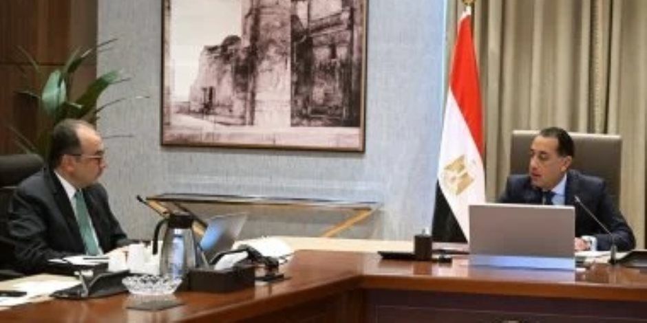 رئيس الوزراء خلال اجتماعه اليوم : توجيهات رئاسية بمواصلة تطوير شركات قطاع الأعمال العام