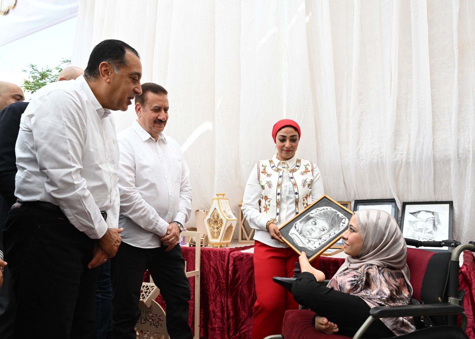 رسوماتك جميلة.. حوار ودى بين رئيس الوزراء وفتاة من ذوى الهمم بالمنوفية