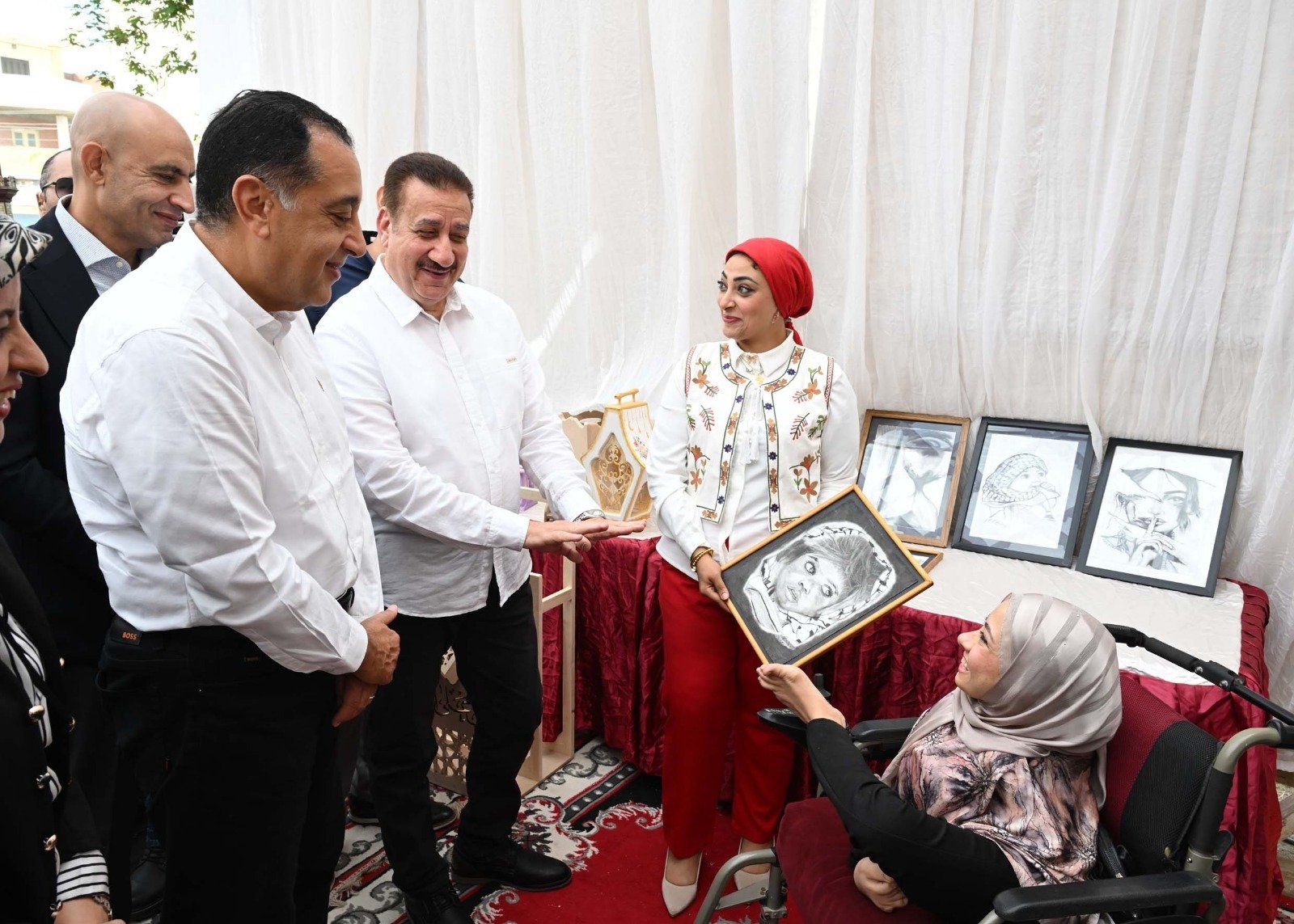 رسوماتك جميلة.. حوار ودى بين رئيس الوزراء وفتاة من ذوى الهمم بالمنوفية
