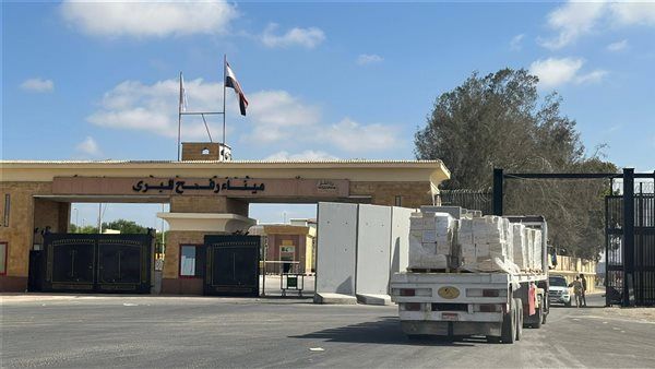 الهلال الأحمر المصري يرسل القافلة الـ 44 من "زاد العزة" إلى غزة محملة بـ 160 ألف سلة غذائية وأطنان من السولار