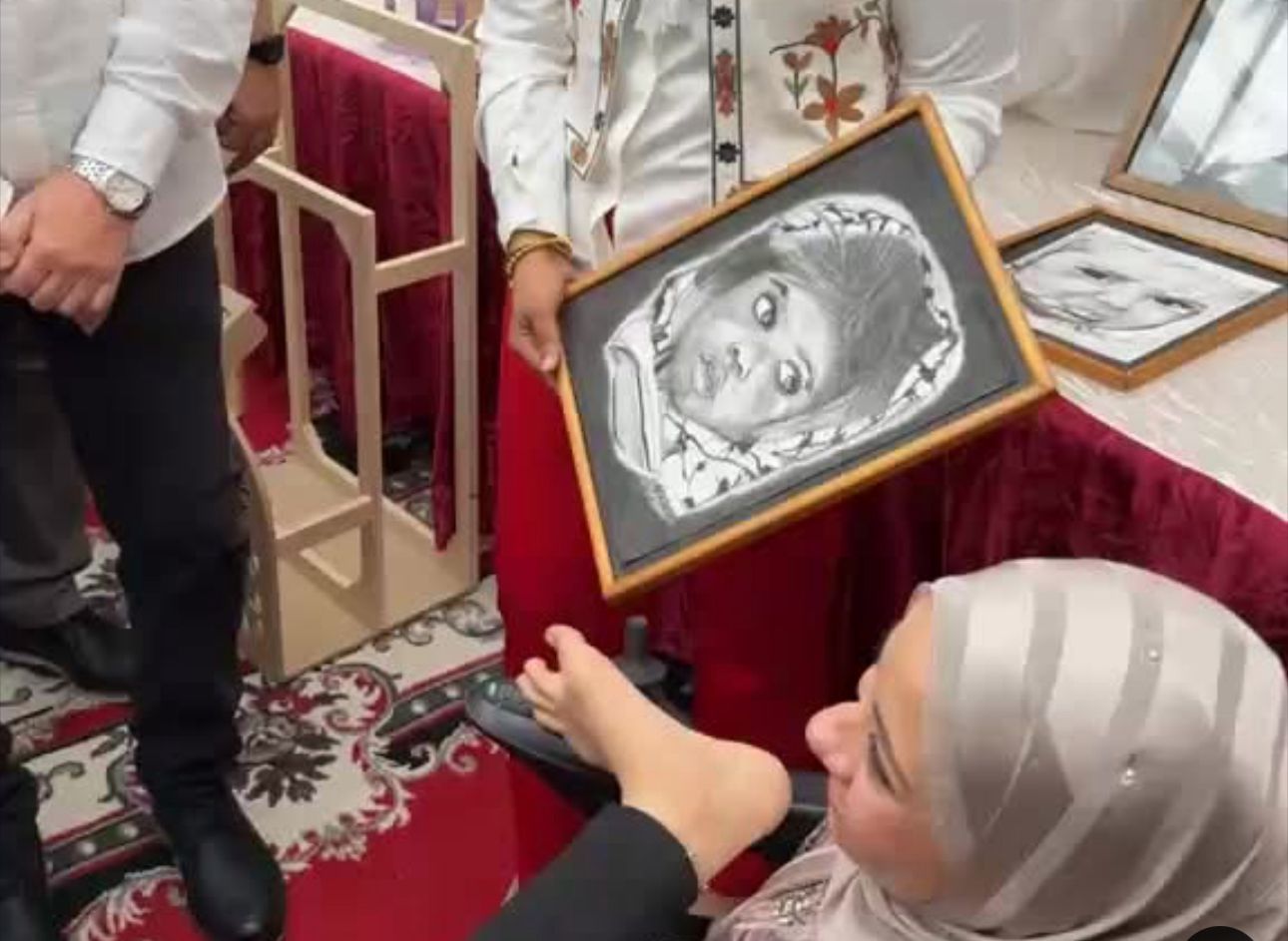 رسوماتك جميلة.. حوار ودى بين رئيس الوزراء وفتاة من ذوى الهمم بالمنوفية