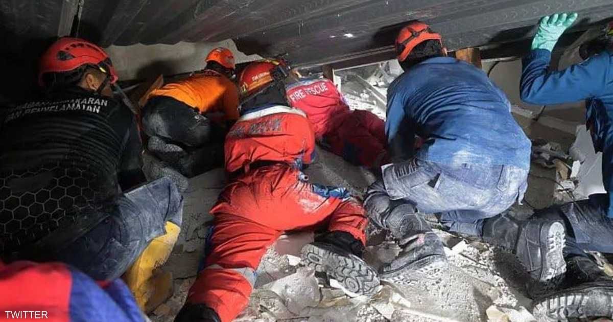 العالم اليوم - صور وفيديو.. 91 طالبا تحت الأنقاض بعد انهيار مدرسة إندونيسية