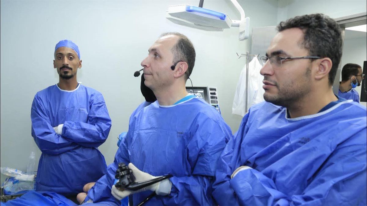جامعة حلوان تشارك ببث حي لعملية مناظير دقيقة في المؤتمر الدولي الثاني بجدة