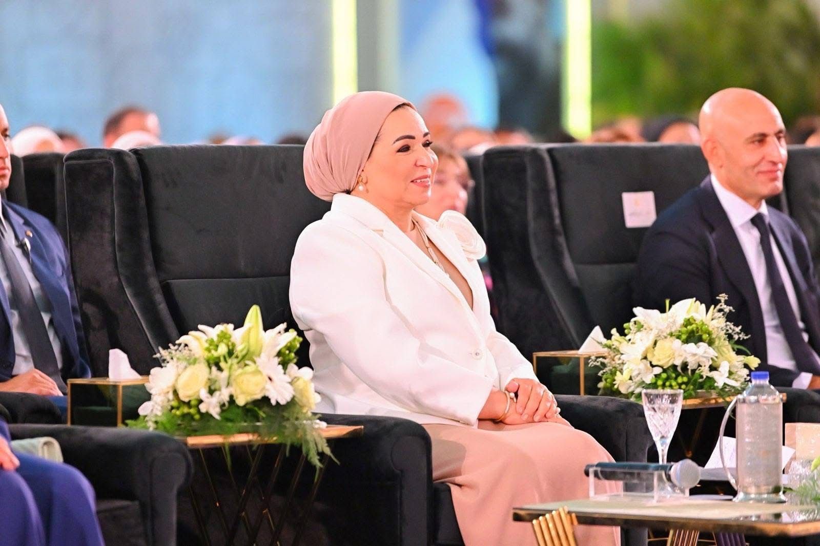 السيدة انتصار السيسى : سعدت بالمشاركة فى فعالية فنى وافتخر لتكريم خريجى الدبلومات