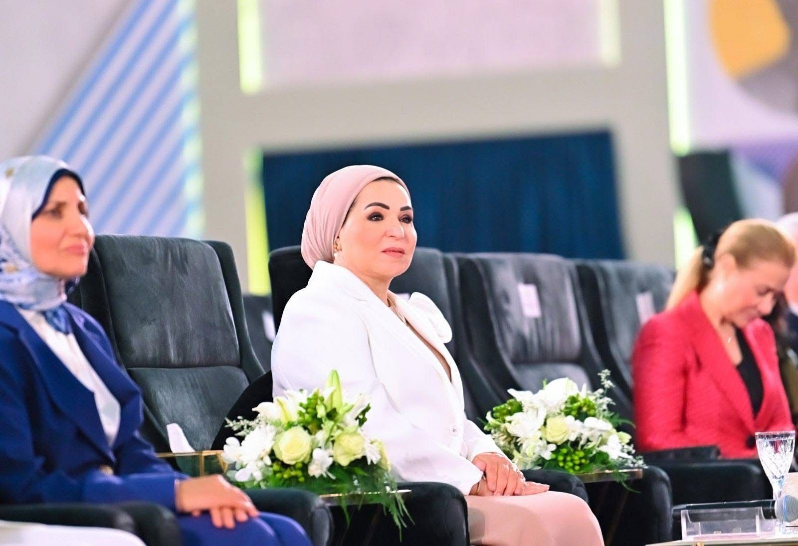 السيدة انتصار السيسى : سعدت بالمشاركة فى فعالية فنى وافتخر لتكريم خريجى الدبلومات