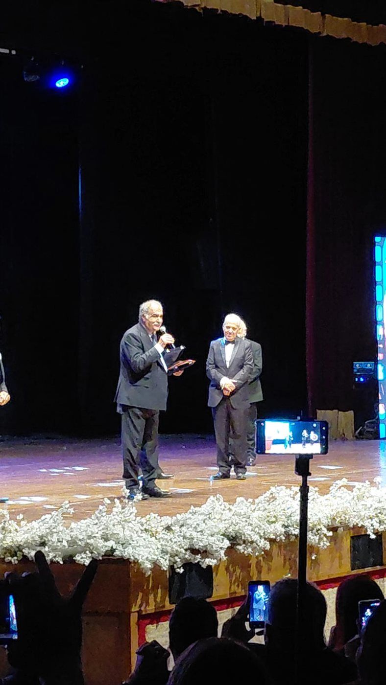 رياض الخولي أثناء تكريمه في مهرجان الإسكندرية السينمائي: "أول مرة أحضر مهرجان .. وسعيد بتكريمي وأنا على قيد الحياة"
