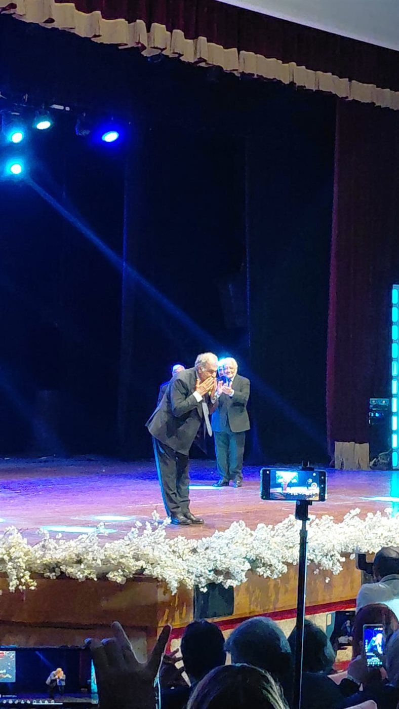 رياض الخولي أثناء تكريمه في مهرجان الإسكندرية السينمائي: "أول مرة أحضر مهرجان .. وسعيد بتكريمي وأنا على قيد الحياة"