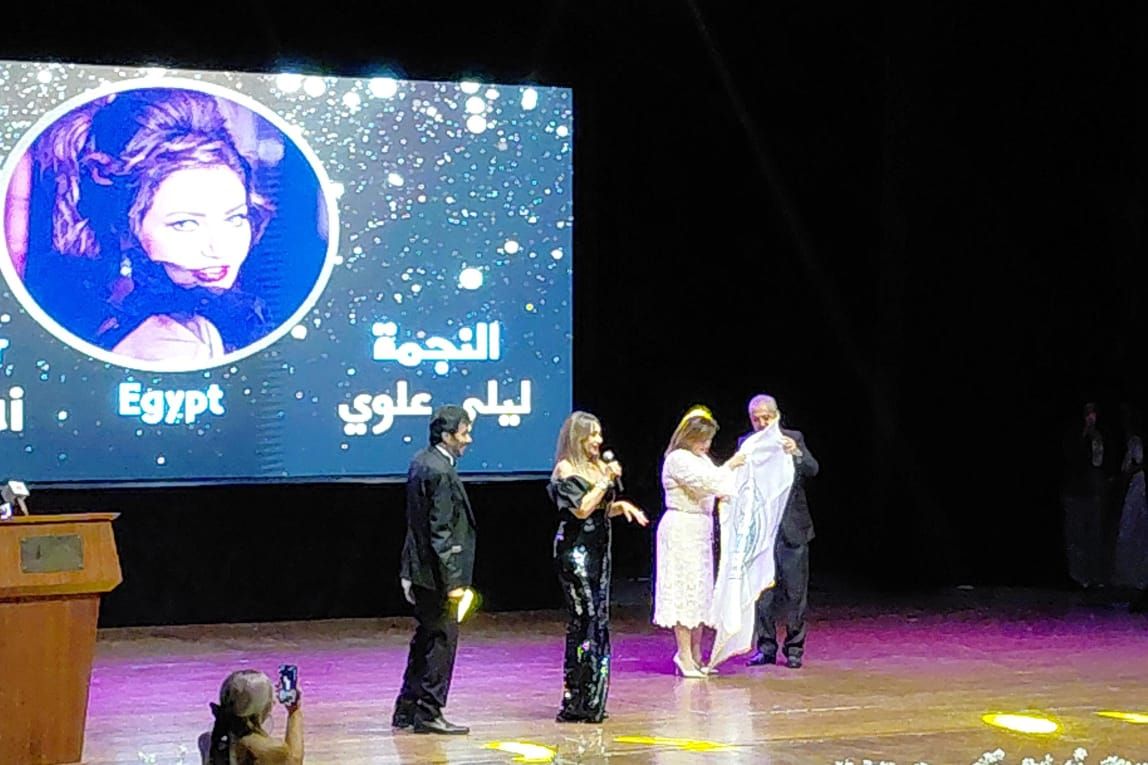 لحظات مؤثرة وبكاء .. ليلي علوي تعبر عن امتنانها لعائلتها أثناء تكريمها في مهرجان الإسكندرية الدولي