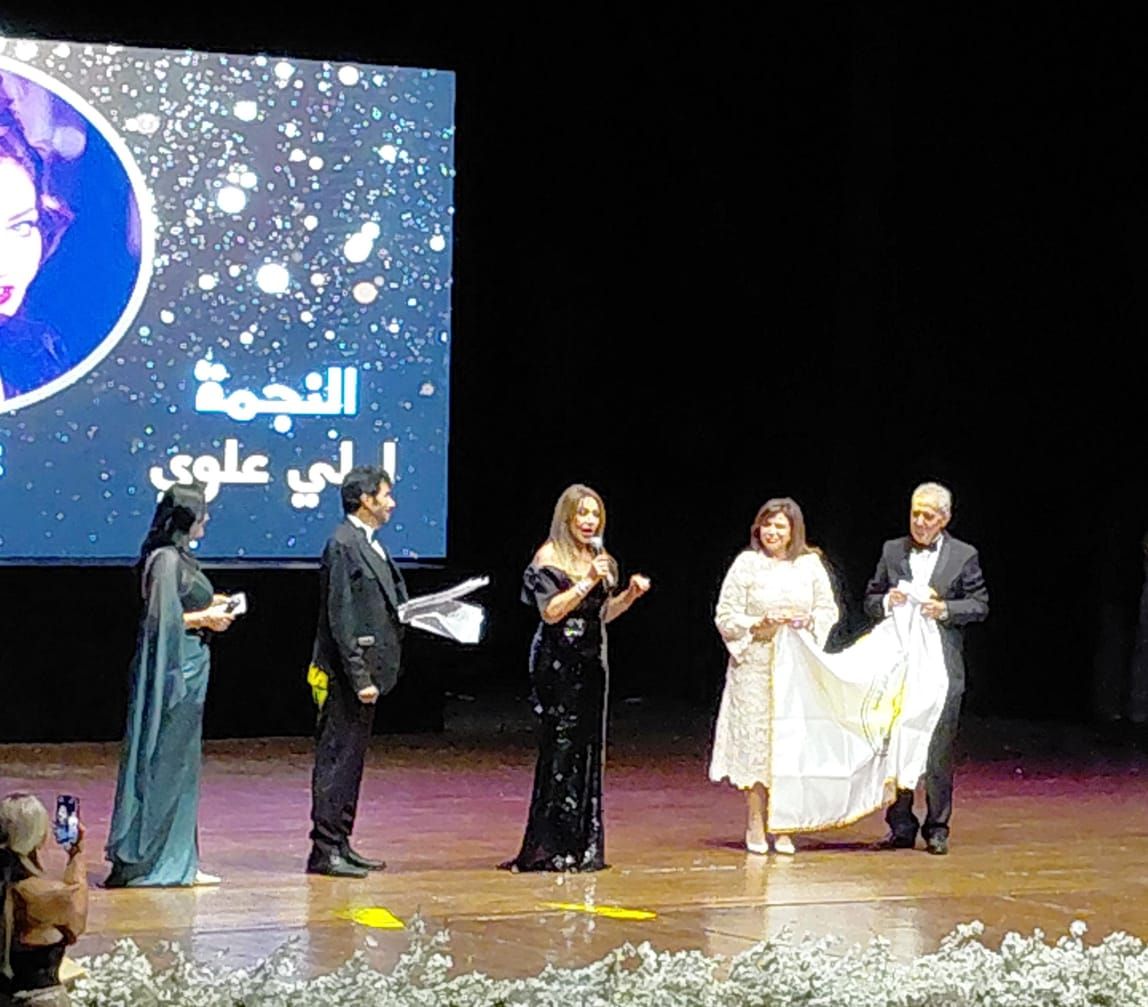 لحظات مؤثرة وبكاء .. ليلي علوي تعبر عن امتنانها لعائلتها أثناء تكريمها في مهرجان الإسكندرية الدولي