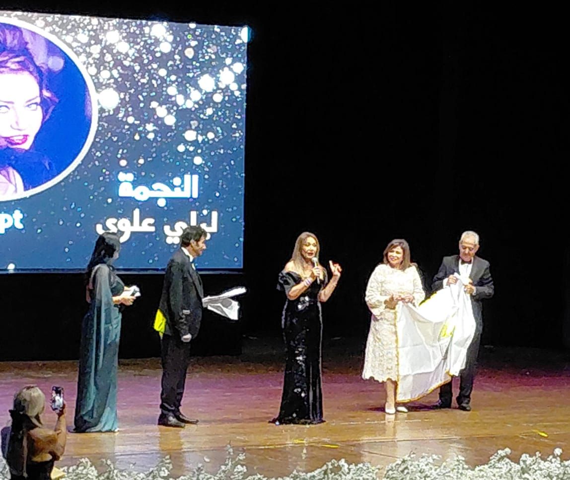 لحظات مؤثرة وبكاء .. ليلي علوي تعبر عن امتنانها لعائلتها أثناء تكريمها في مهرجان الإسكندرية الدولي