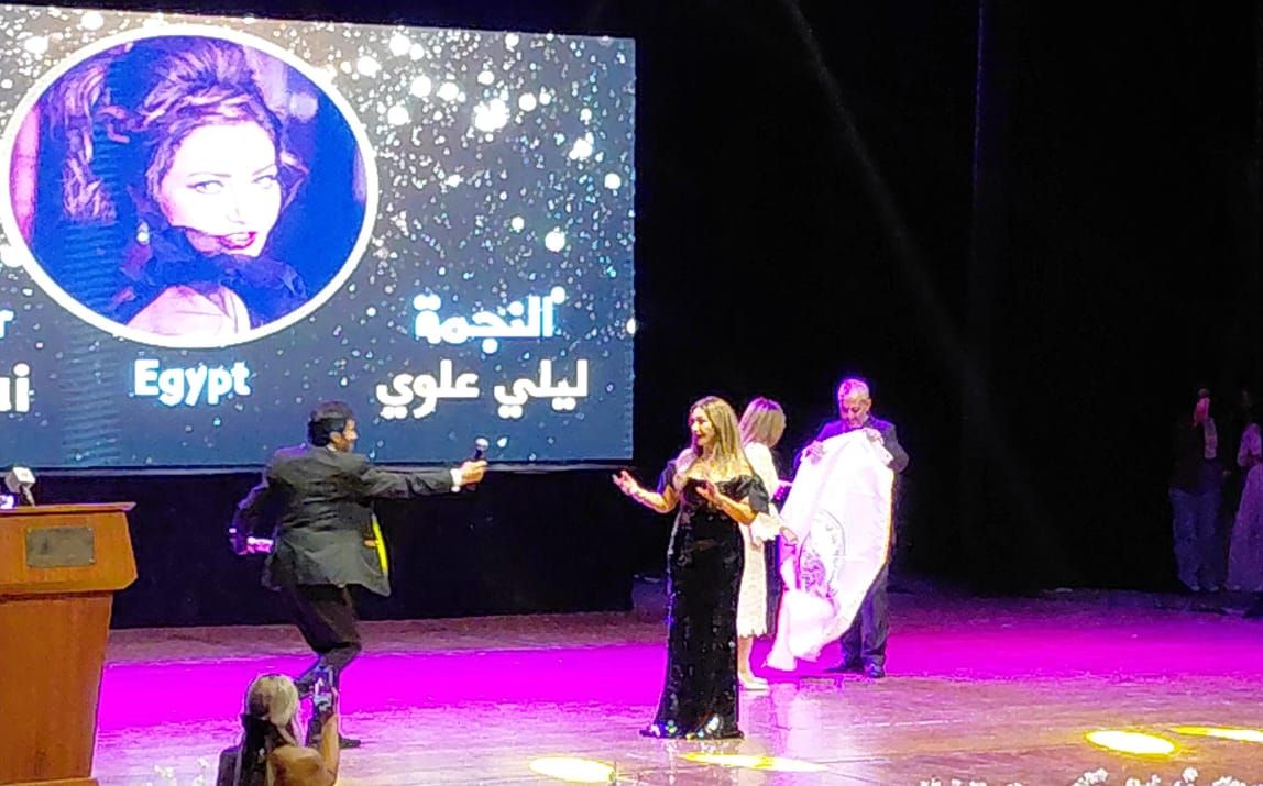لحظات مؤثرة وبكاء .. ليلي علوي تعبر عن امتنانها لعائلتها أثناء تكريمها في مهرجان الإسكندرية الدولي