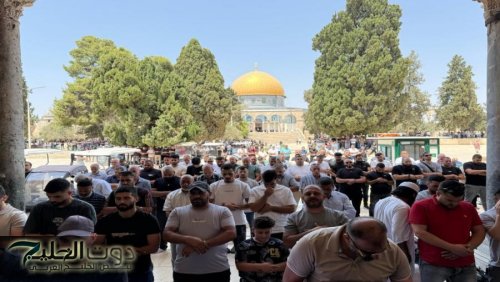 45 ألفا يؤدون صلاة الجمعة في المسجد الأقصى