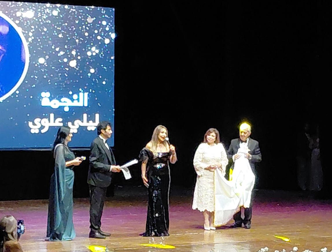 لحظات مؤثرة وبكاء .. ليلي علوي تعبر عن امتنانها لعائلتها أثناء تكريمها في مهرجان الإسكندرية الدولي