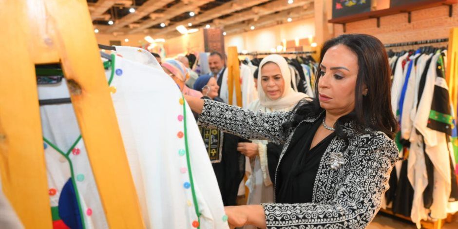 وزيرة التضامن تتفقد جناح صندوق "دعم الصناعات الريفية والبيئية" المشارك في معرض "تراثنا"