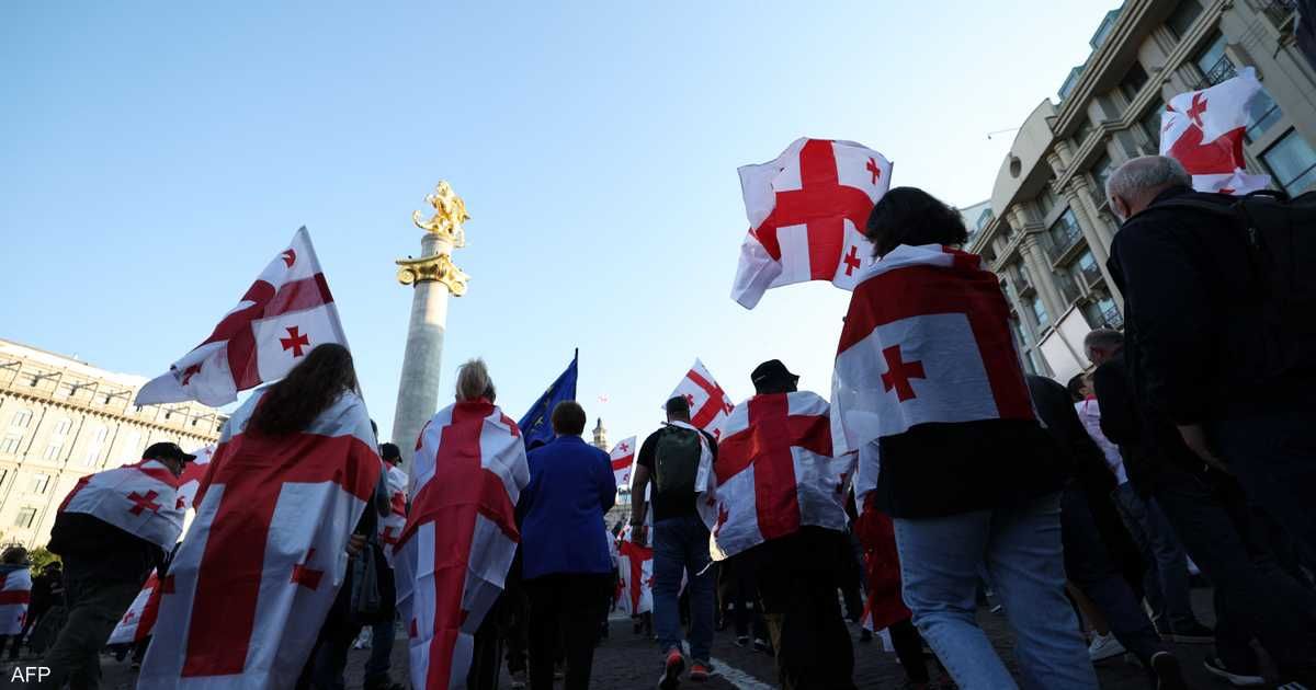 العالم اليوم - فيديو.. متظاهرون يحاولون اقتحام القصر الرئاسي في جورجيا