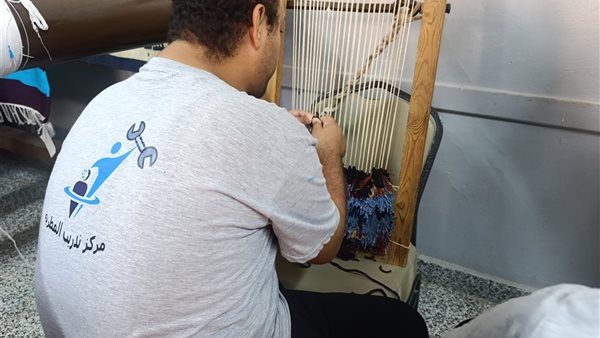 في مركز المرج.. رجال من ذوي الإعاقة يبدعون في صناعة السجاد والكراسي الخوص