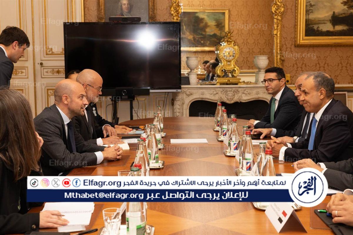 وزير الخارجية يلتقي نظيره الفرنسي.. ويؤكد على عمق العلاقات الثنائية