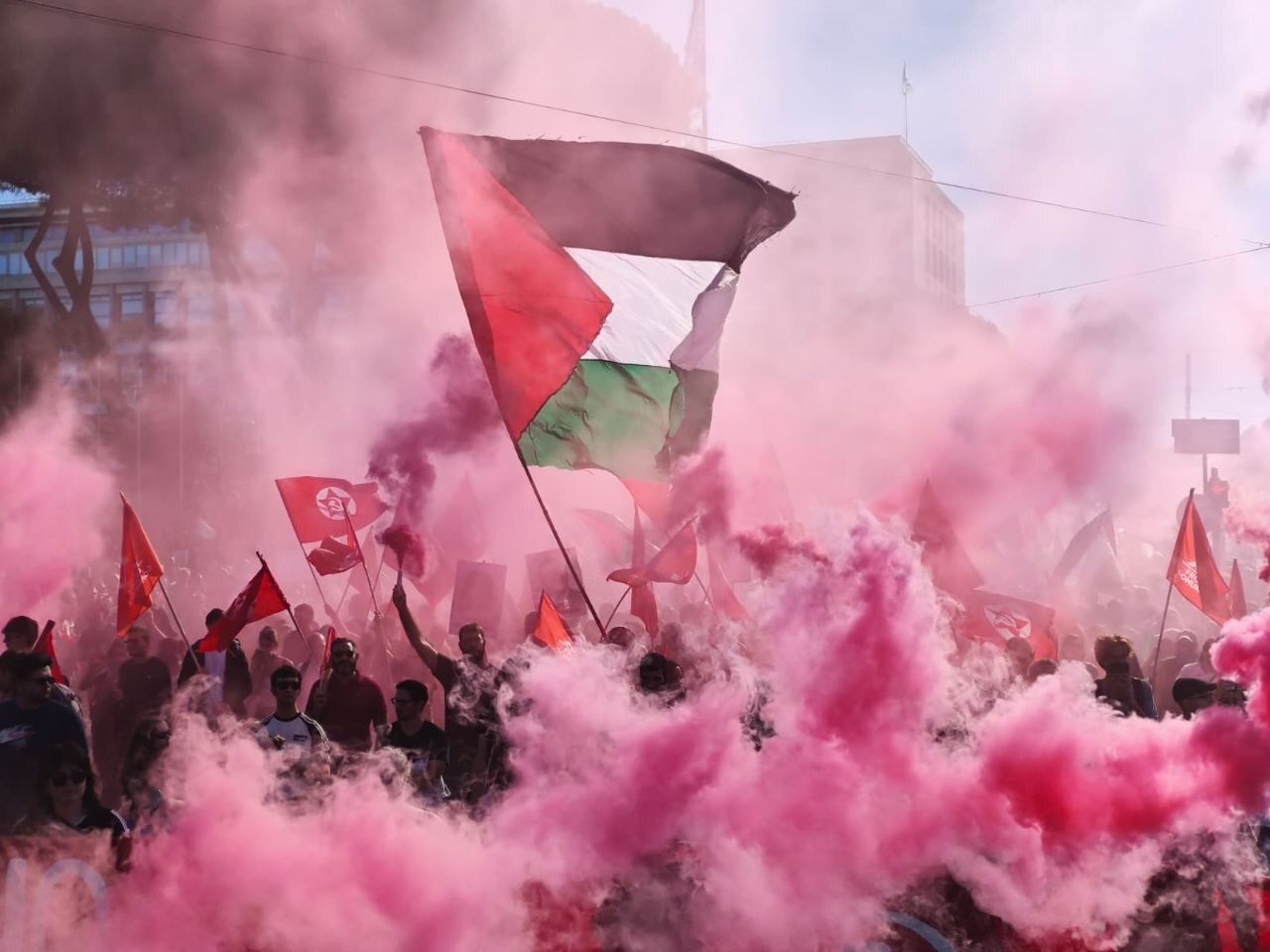 عشرات آلاف المتظاهرين في روما يهتفون: الحرية لفلسطين.. أوقفوا الإبادة الجماعية