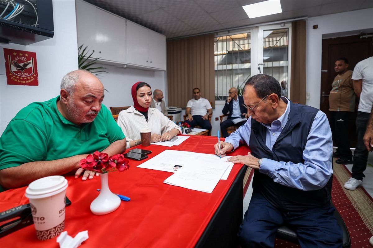 عاجل- "شاهد بالصور" بكامل أعضائها.. قائمة الكابتن محمود الخطيب تتقدم بأوراق الترشح لانتخابات مجلس إدارة النادي الأهلي