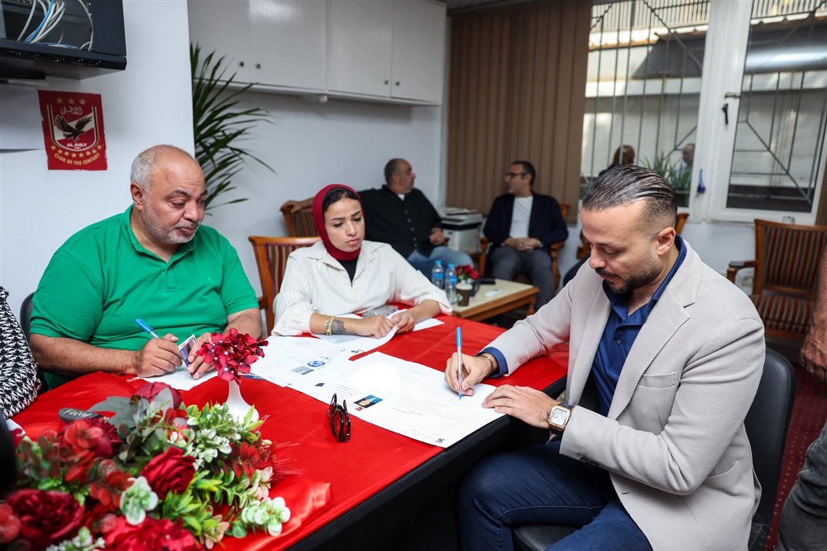 عاجل- "شاهد بالصور" بكامل أعضائها.. قائمة الكابتن محمود الخطيب تتقدم بأوراق الترشح لانتخابات مجلس إدارة النادي الأهلي