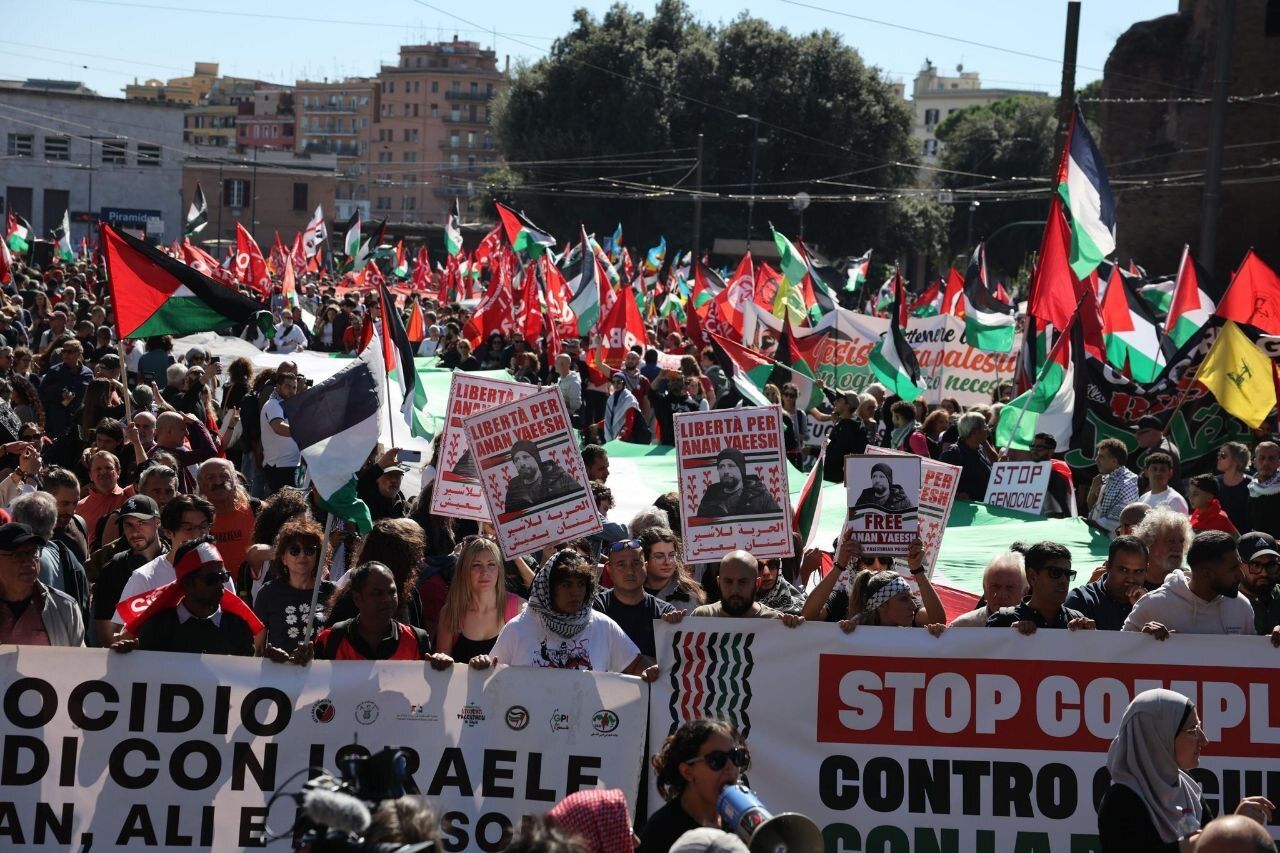 عشرات آلاف المتظاهرين في روما يهتفون: الحرية لفلسطين.. أوقفوا الإبادة الجماعية