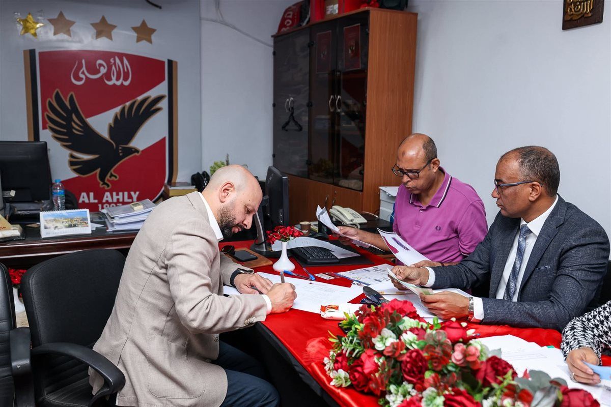 عاجل- "شاهد بالصور" بكامل أعضائها.. قائمة الكابتن محمود الخطيب تتقدم بأوراق الترشح لانتخابات مجلس إدارة النادي الأهلي