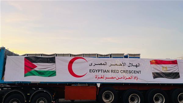 الهلال الأحمر المصري يرسل قافلة «زاد العزة» الـ45 إلى غزة محمّلة بـ3600 طن من المساعدات الإنسانية