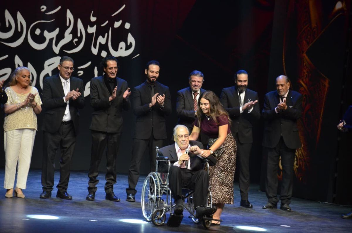 تامر حسني يشعل أجواء حفل افتتاح مهرجان نقابة المهن التمثيلية المسرحي