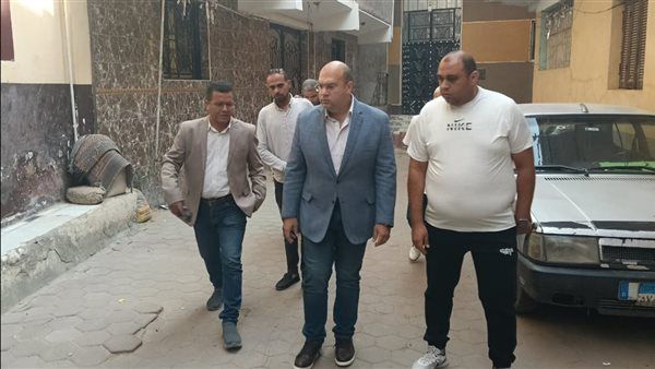 نائب محافظ الجيزة يتابع ميدانيا أعمال تركيب بلاط الأنترلوك لـ33 شارع بأبو النمرس