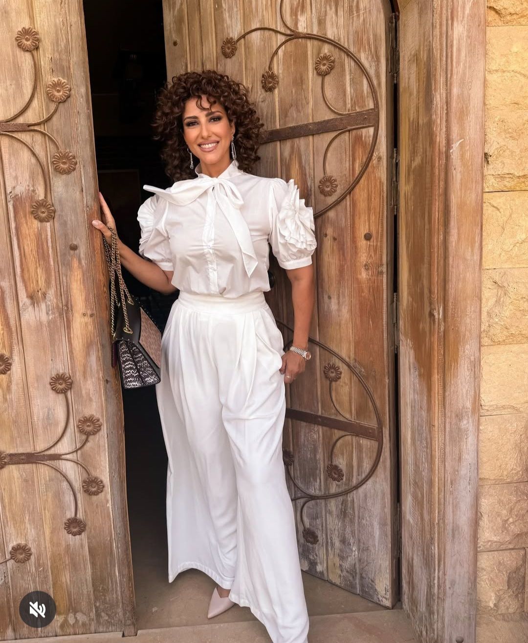 حنان مطاوع تخطف القلوب بـ إطلالة كيرلي ومكياج ناعم يثير الإعجاب