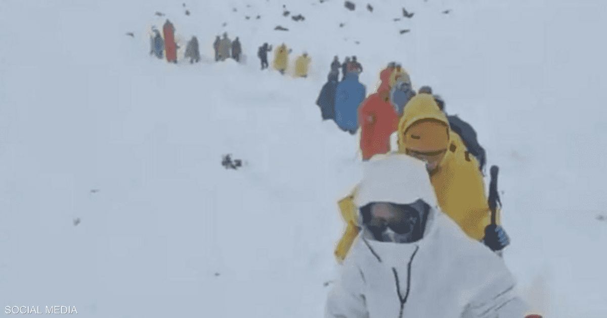 العالم اليوم - فيديو.. إنقاذ 350 سائحا حاصرتهم الثلوج في "عاصفة إيفرست"