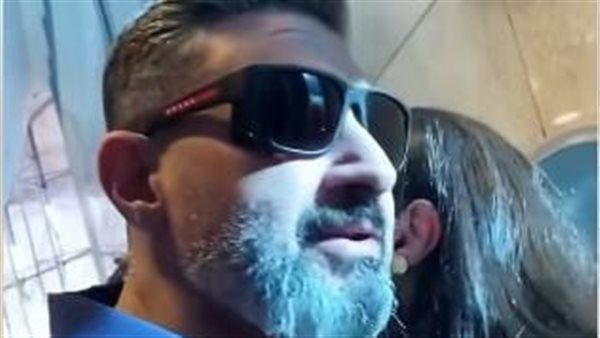 لحظة مؤثرة.. ياسر جلال يودع ابنته بعد حصولها على منحة تفوق