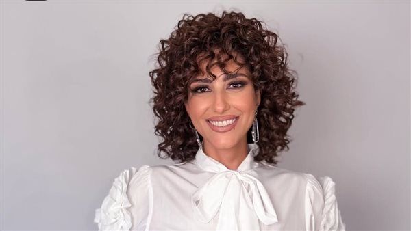 حنان مطاوع تخطف القلوب بـ إطلالة كيرلي ومكياج ناعم يثير الإعجاب