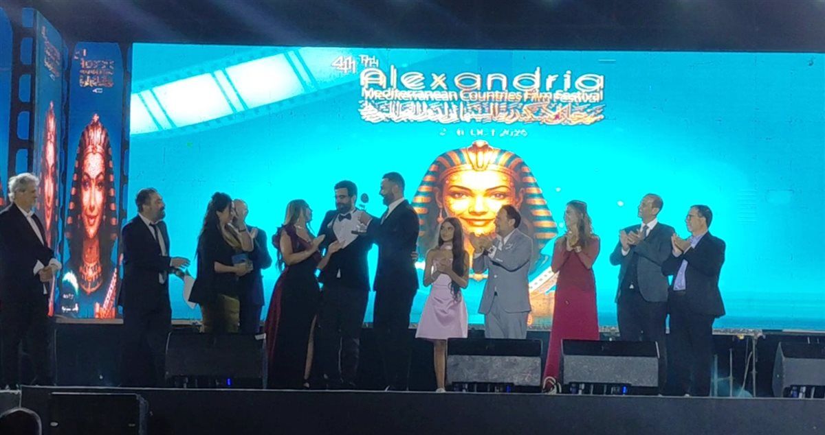 أحمد عبد العال بعد فوز فيلمه في مهرجان الإسكندرية السينمائي: "أهدي جائزة فيلم 'المنبر' لوالدي"