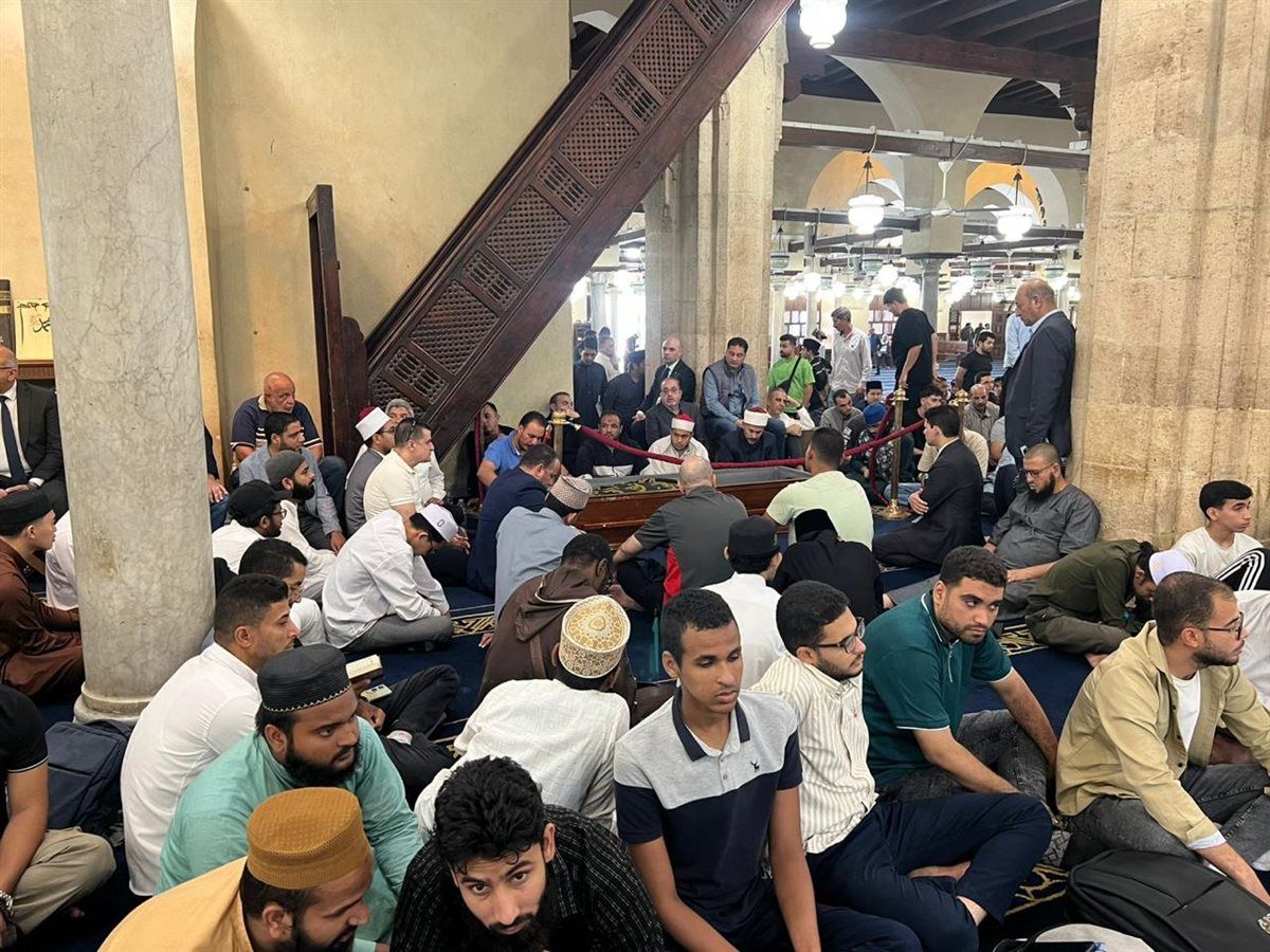 وصول جثمان العالم الجليل "أحمد عمر هاشم" إلى الجامع الأزهر لإقامة صلاة الجنازة