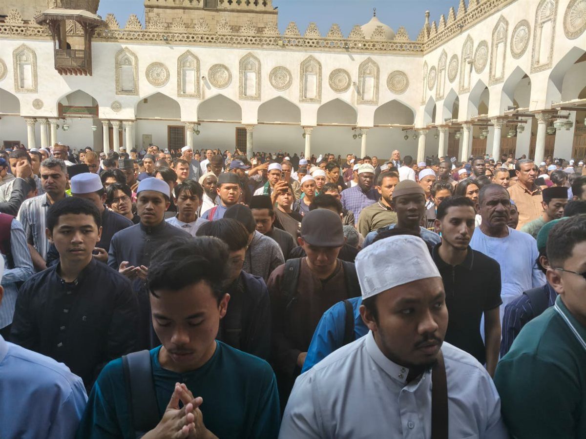 بحضور الآلاف.. شيخ الأزهر يشهد صلاة الجنازة على الدكتور أحمد عمر هاشم