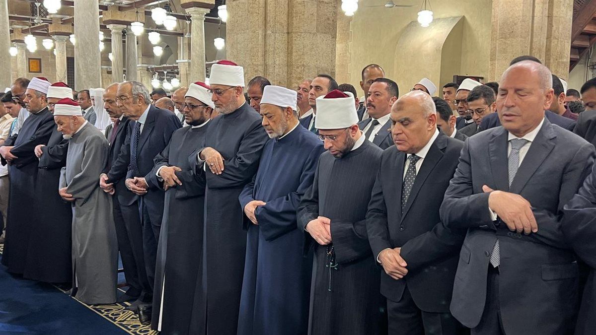 بحضور الآلاف.. شيخ الأزهر يشهد صلاة الجنازة على الدكتور أحمد عمر هاشم