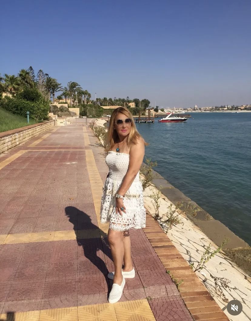 الجرأة والأناقة عنوان نادية الجندي في أحدث جلسة تصوير لها