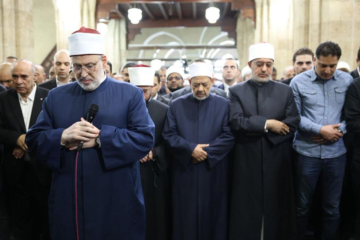 بحضور الآلاف.. شيخ الأزهر يشهد صلاة الجنازة على الدكتور أحمد عمر هاشم