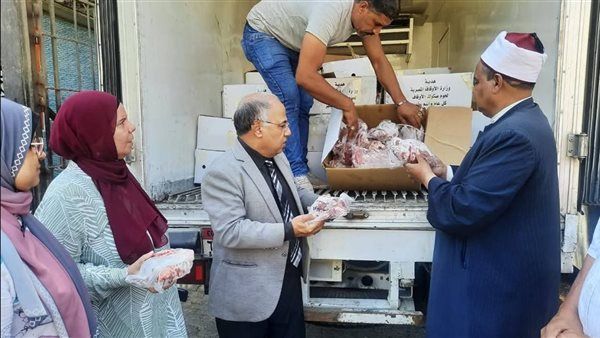 توزيع 2 طن لحوم صكوك الأضاحي على الأسر الأولى بالرعاية بالجيزة